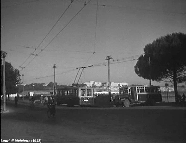 Ladri di biciclette (1948) - Frame 8