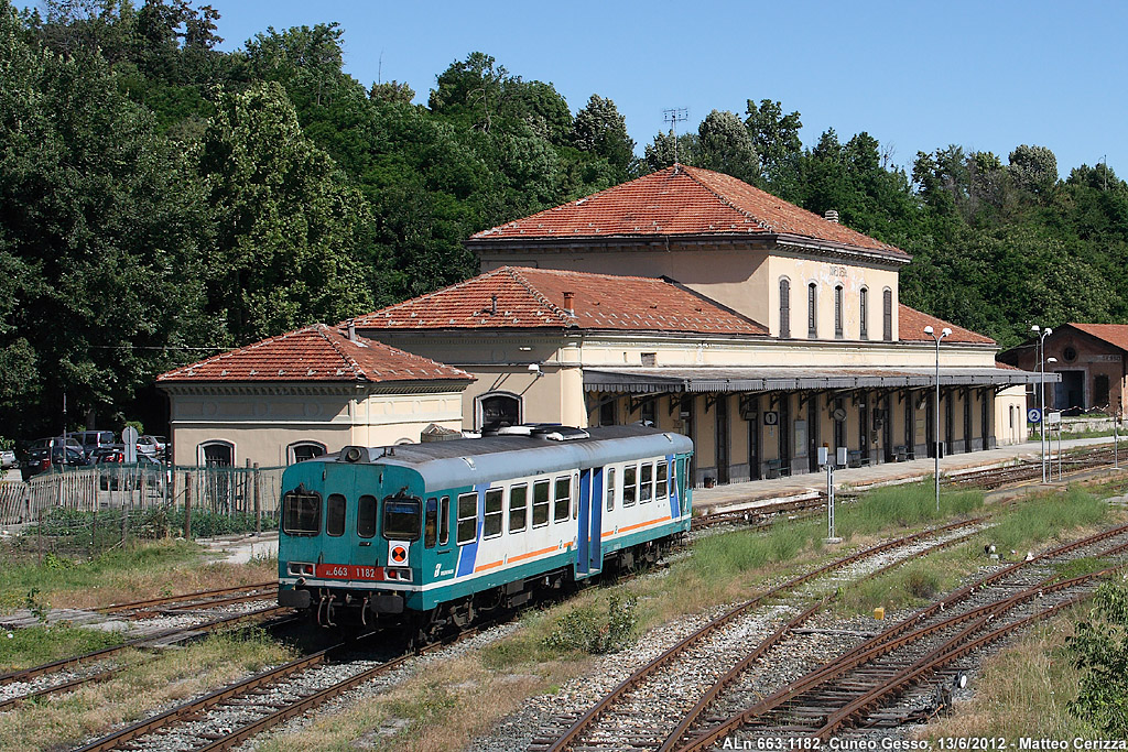 L'automotrice in stazione - Cuneo Gesso.