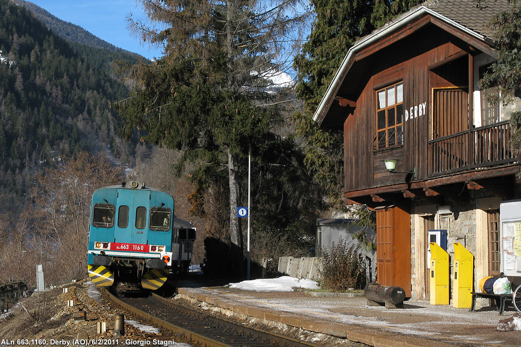 L'automotrice in stazione - Derby.