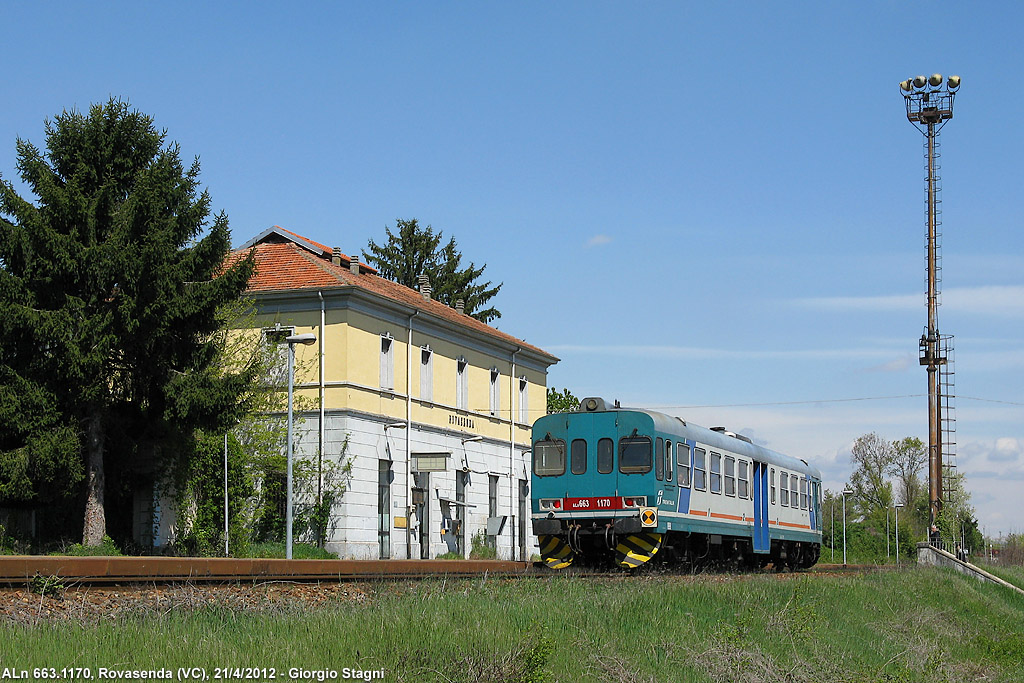 L'automotrice in stazione - Rovasenda.