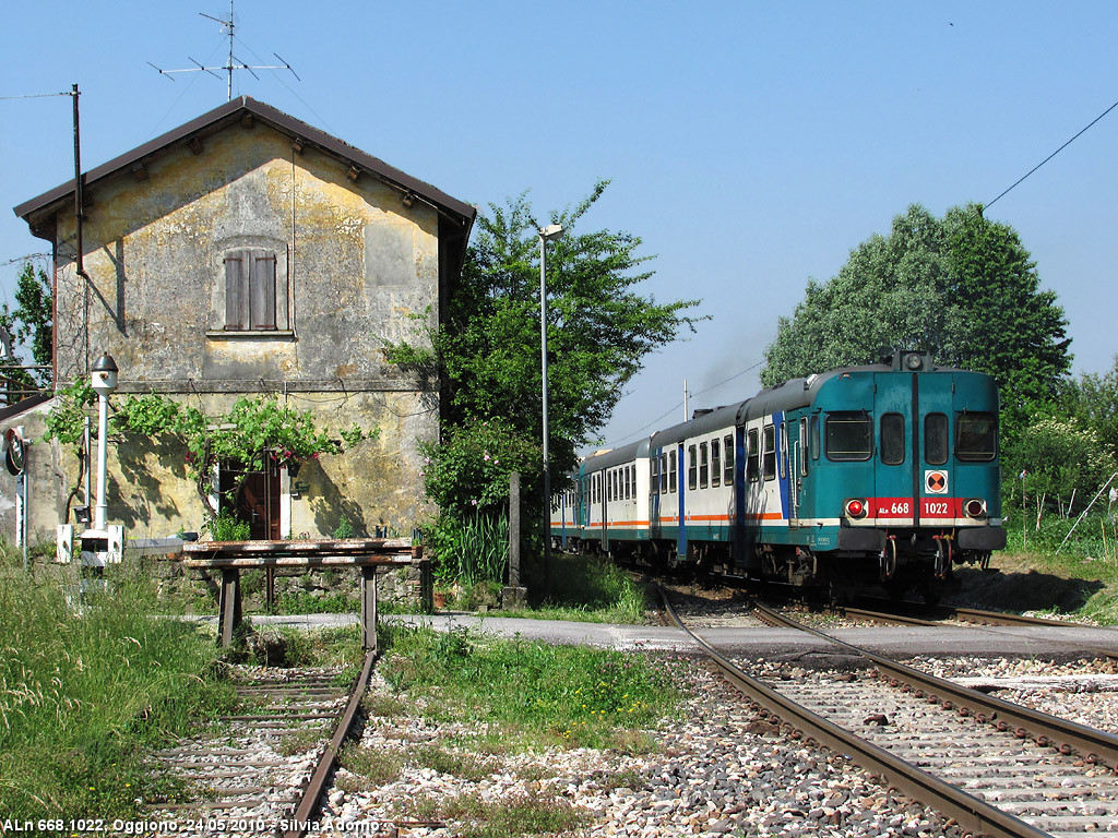 L'automotrice in stazione - Oggiono.