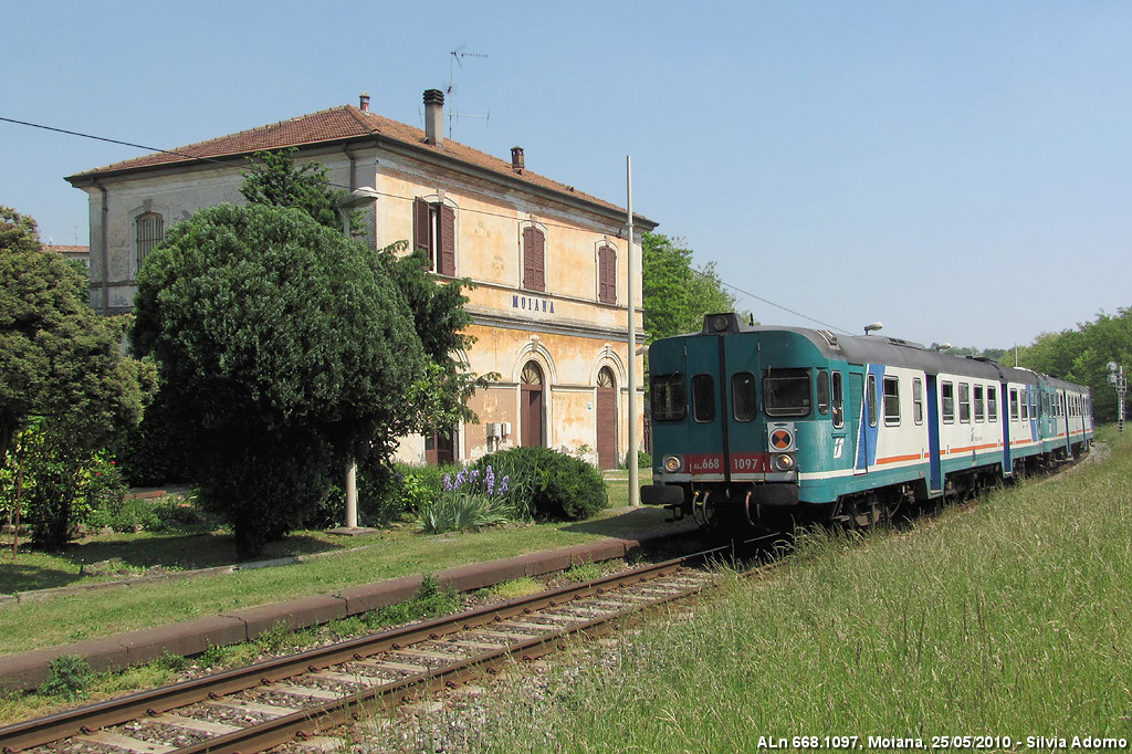 L'automotrice in stazione - Moiana.