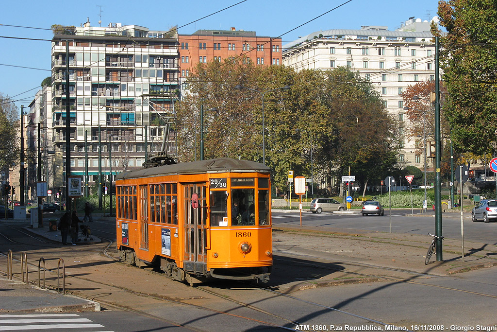 Tram a Milano - P.za Repubblica.