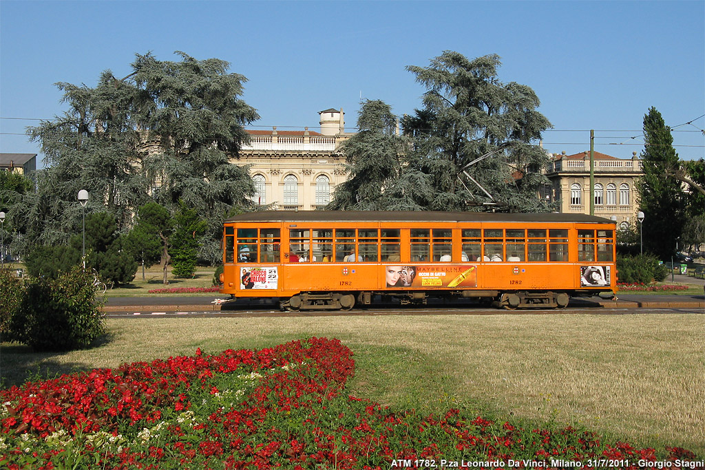 Tram a Milano - P.za Leonardo da Vinci.