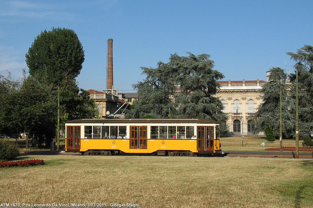 Tram a Milano - P.za Leonardo da Vinci.