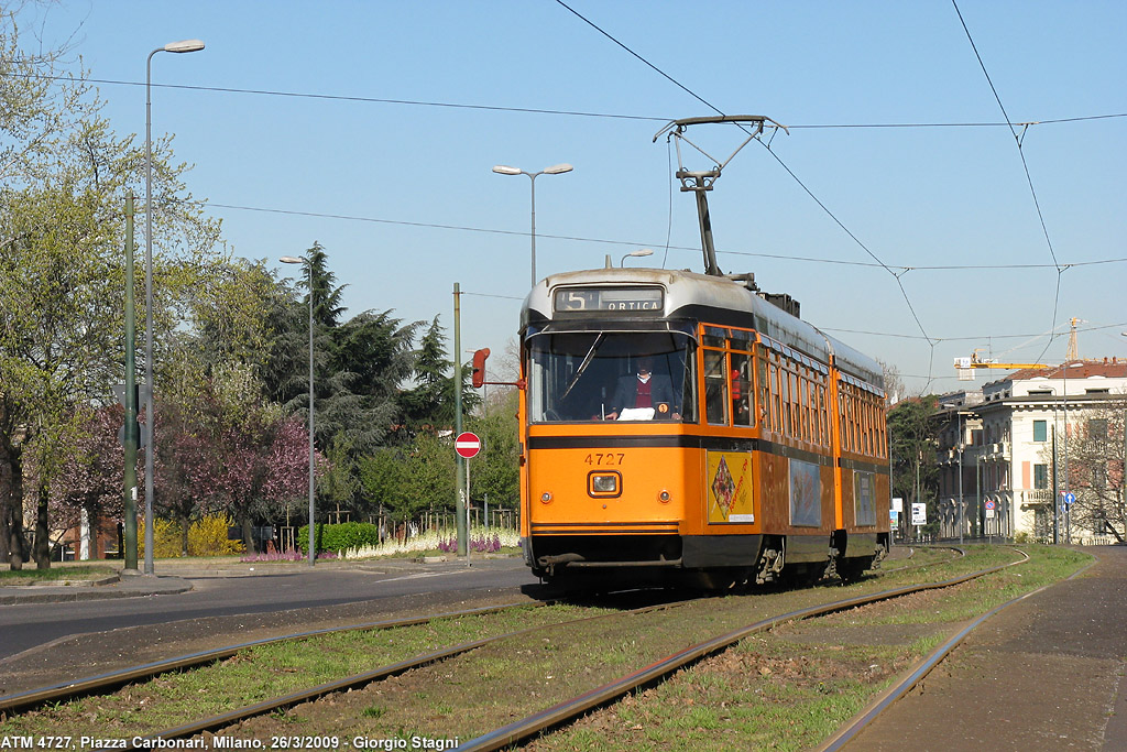 Tram a Milano - Piazza Carbonari.