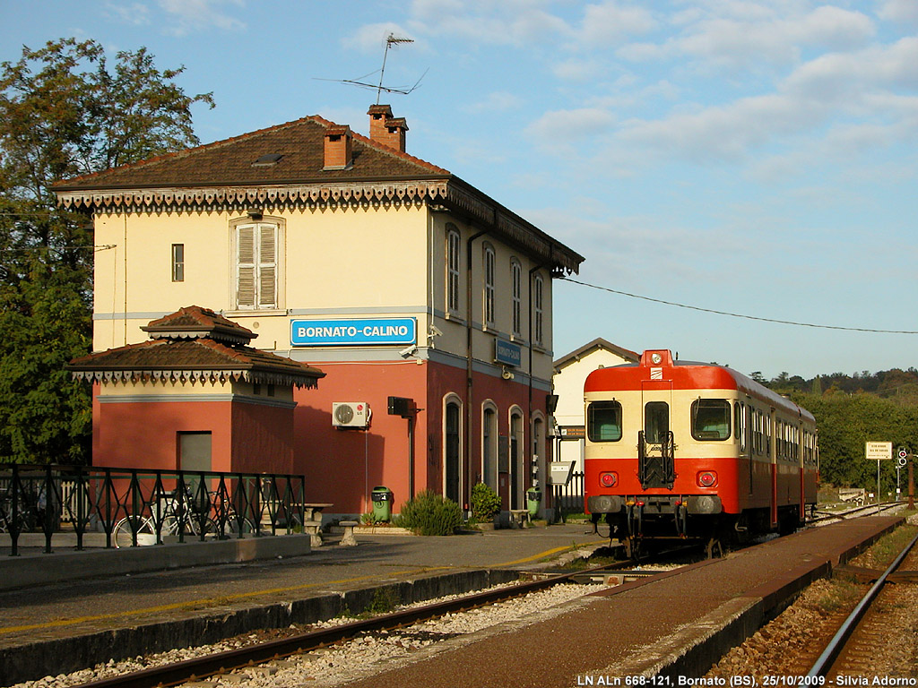 L'automotrice in stazione - Bornato.