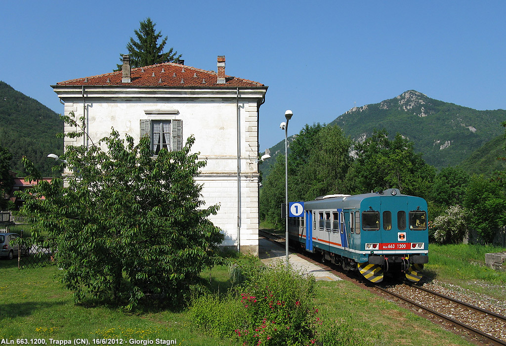 L'automotrice in stazione - Trappa.