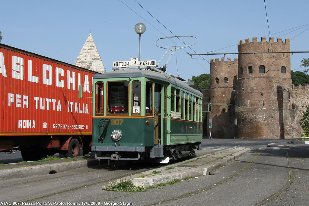 I tram storici e il Museo di Porta S.Paolo - Camion di traslochi...