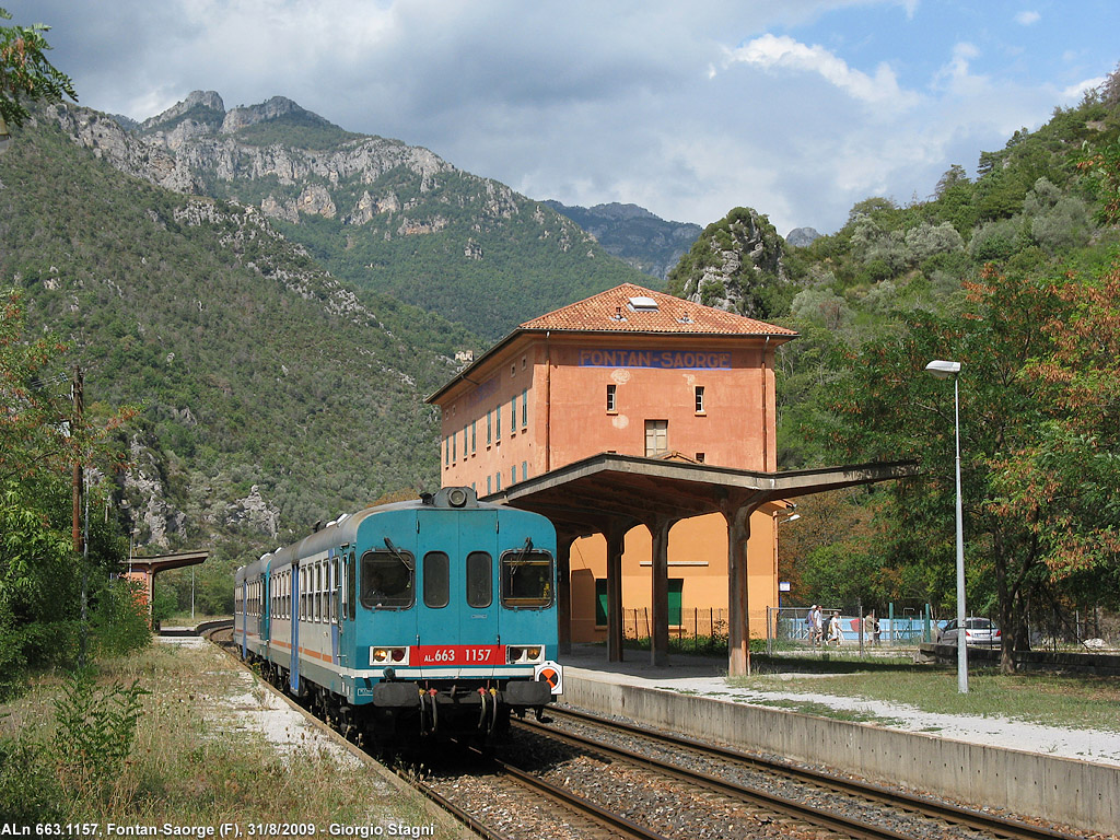 L'automotrice in stazione - Fontan-Saorge.