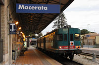 L'automotrice in stazione - Macerata.