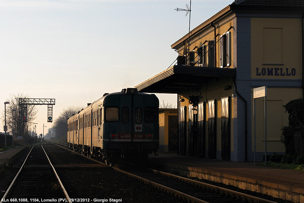 L'automotrice in stazione - Lomello.