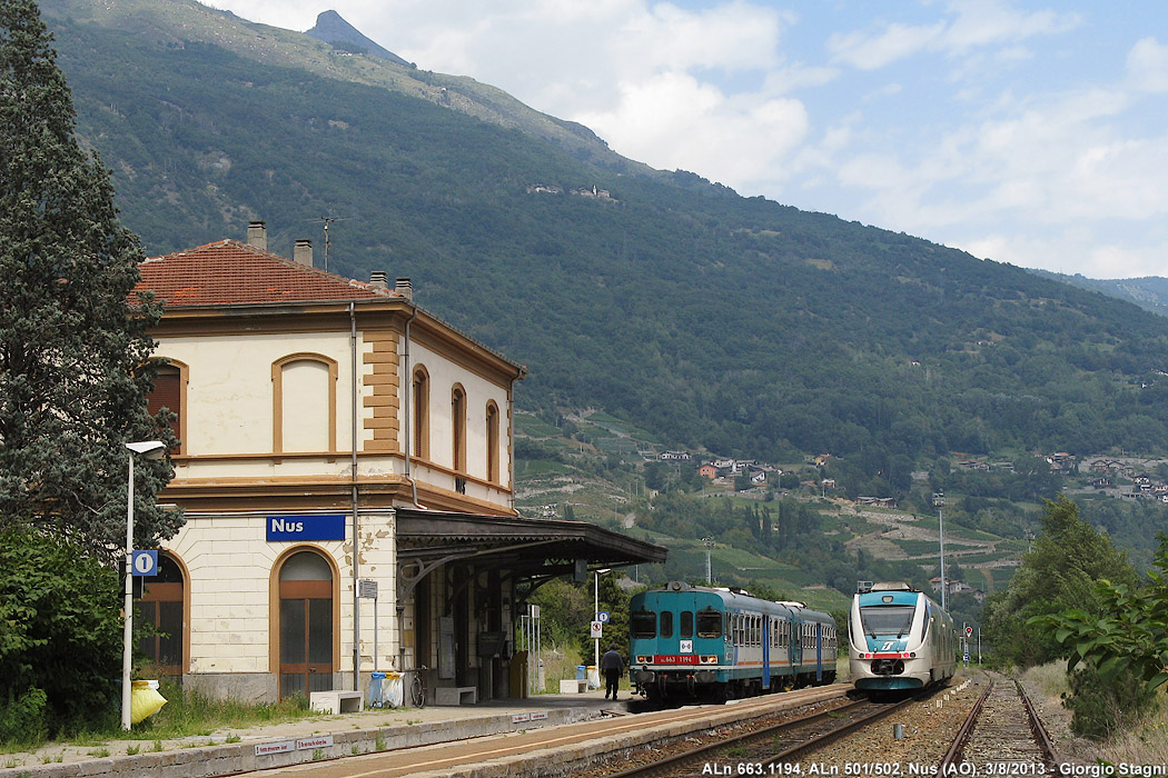 L'automotrice in stazione - Nus.