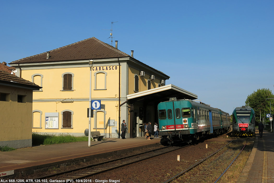 L'automotrice in stazione - Garlasco