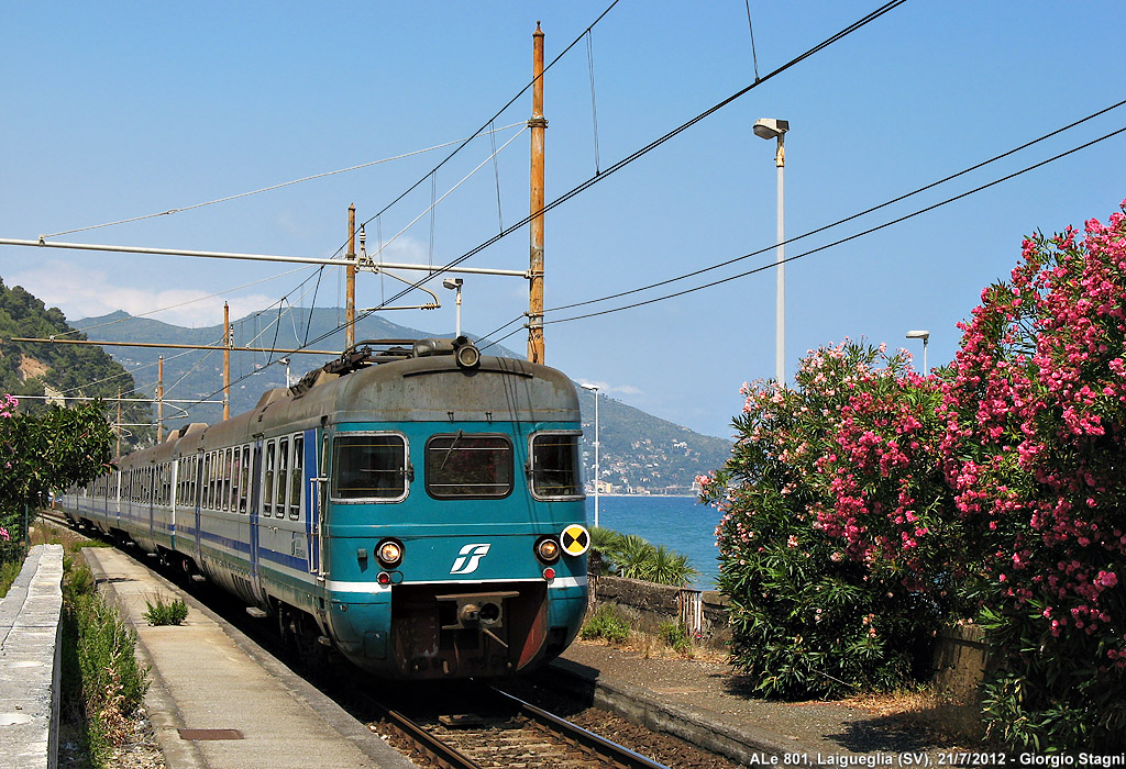 Estate 2012 - Di alba e di Intercity - Laigueglia.