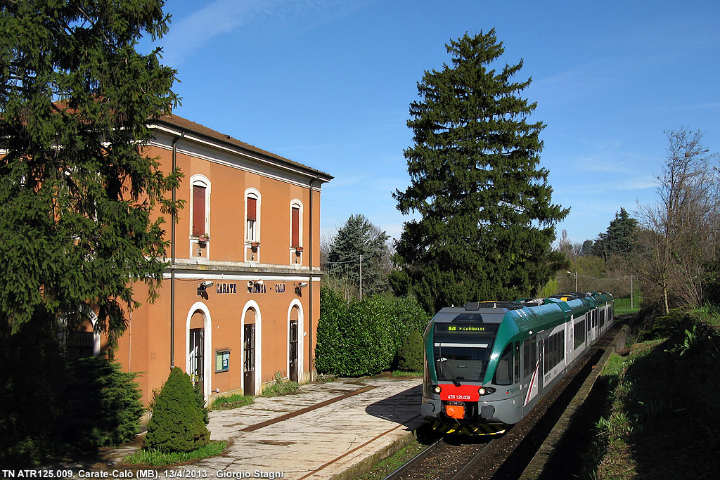 L'automotrice in stazione - Carate-Cal.