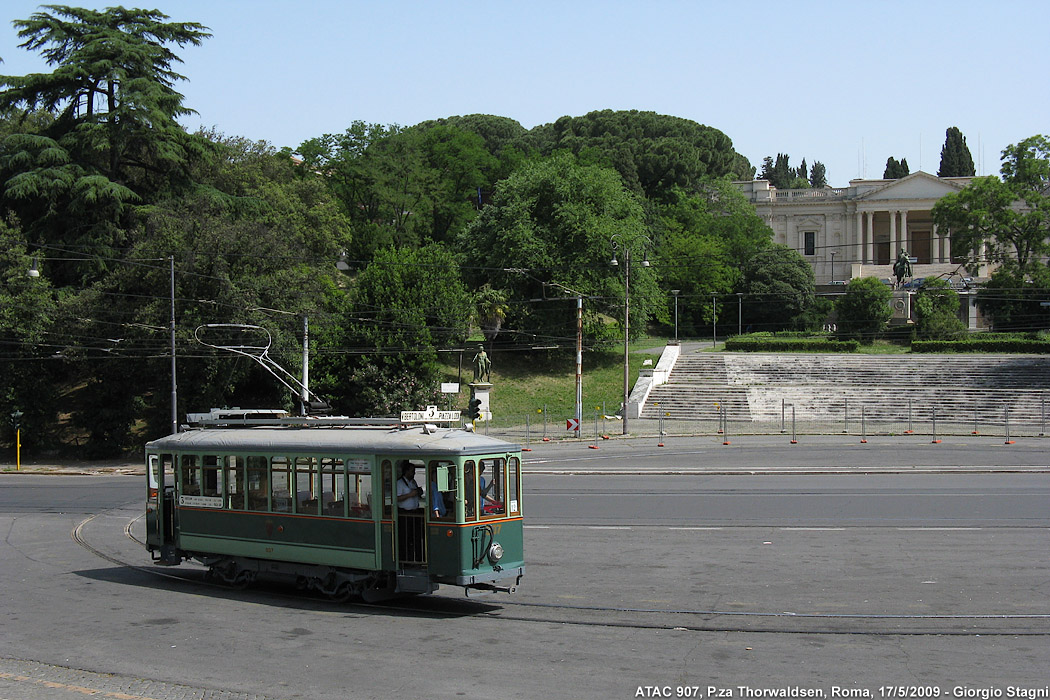 I tram storici e il Museo di Porta S.Paolo - P.za Thorwaldsen.