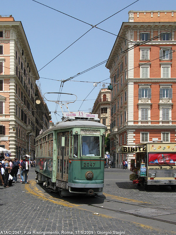 I tram storici e il Museo di Porta S.Paolo - P.za Risorgimento.