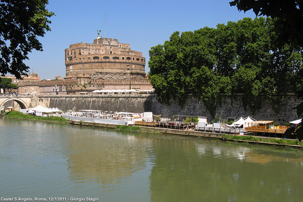 Lungo il Tevere - Castel S.Angelo.