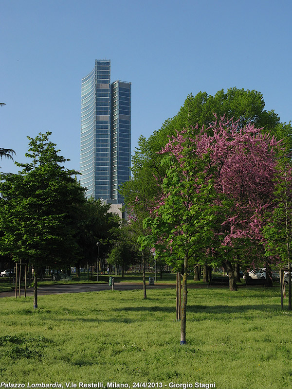 Milano, il cemento nuovo - Via Restelli.