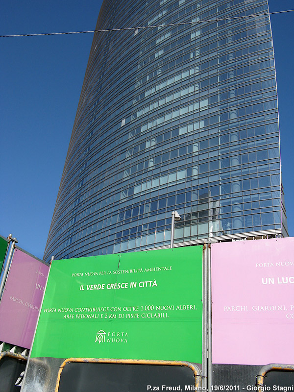 Milano, il cemento nuovo - Piazza Freud.