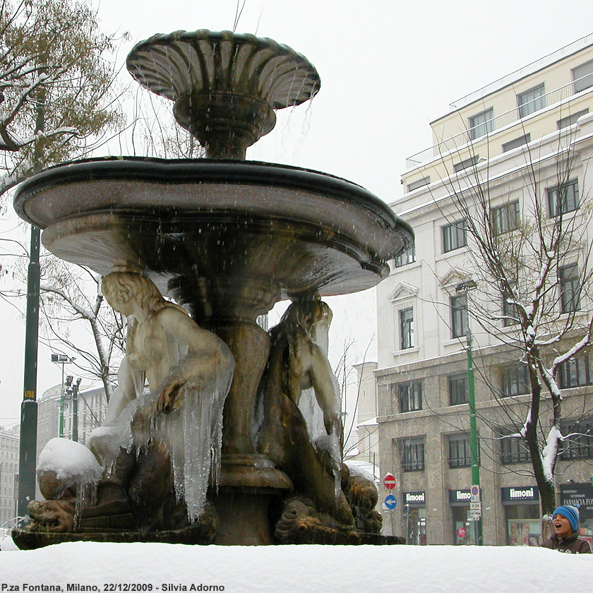 Neve sulla città - Piazza Fontana.