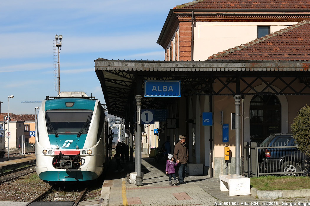 L'automotrice in stazione - Alba.