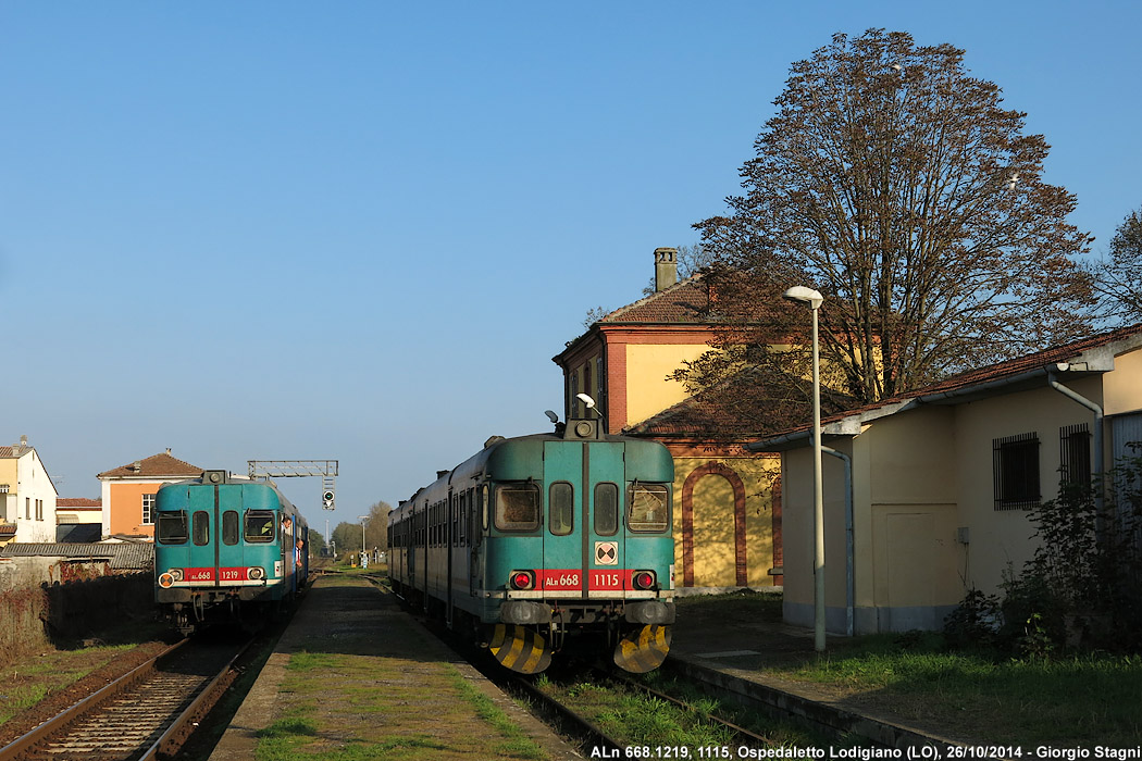 L'automotrice in stazione - Ospedaletto Lod.