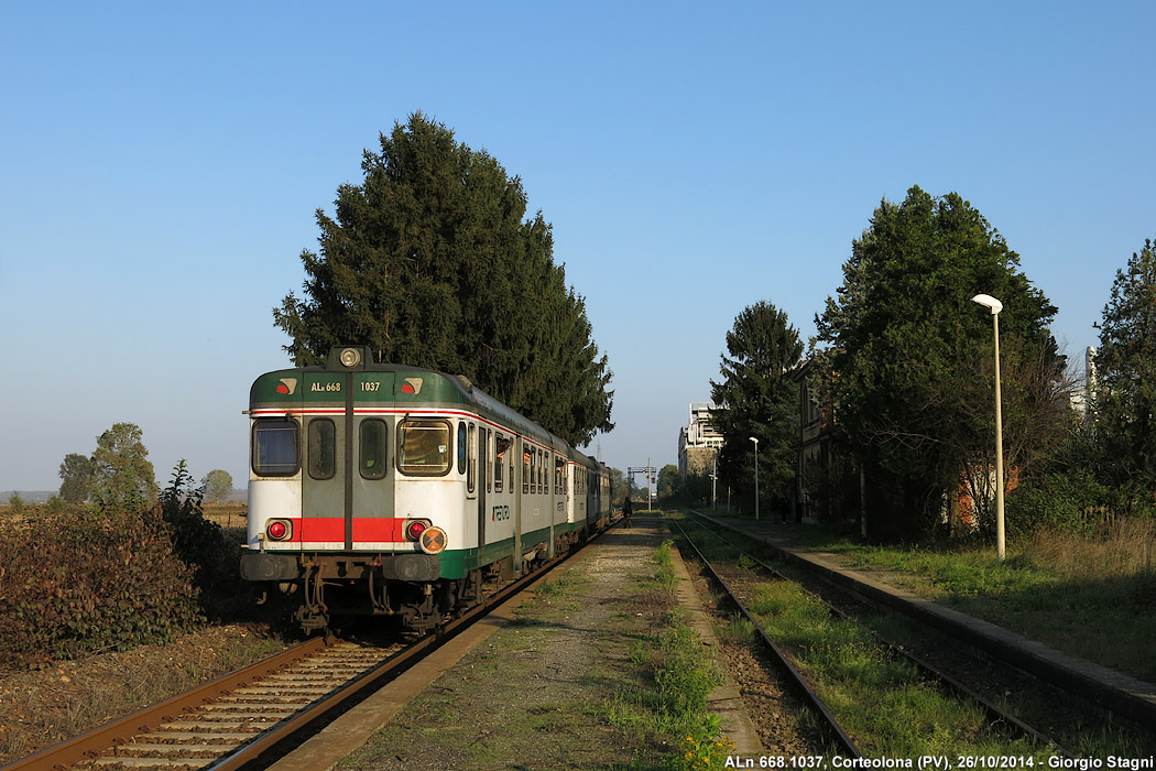 L'automotrice in stazione - Corteolona.