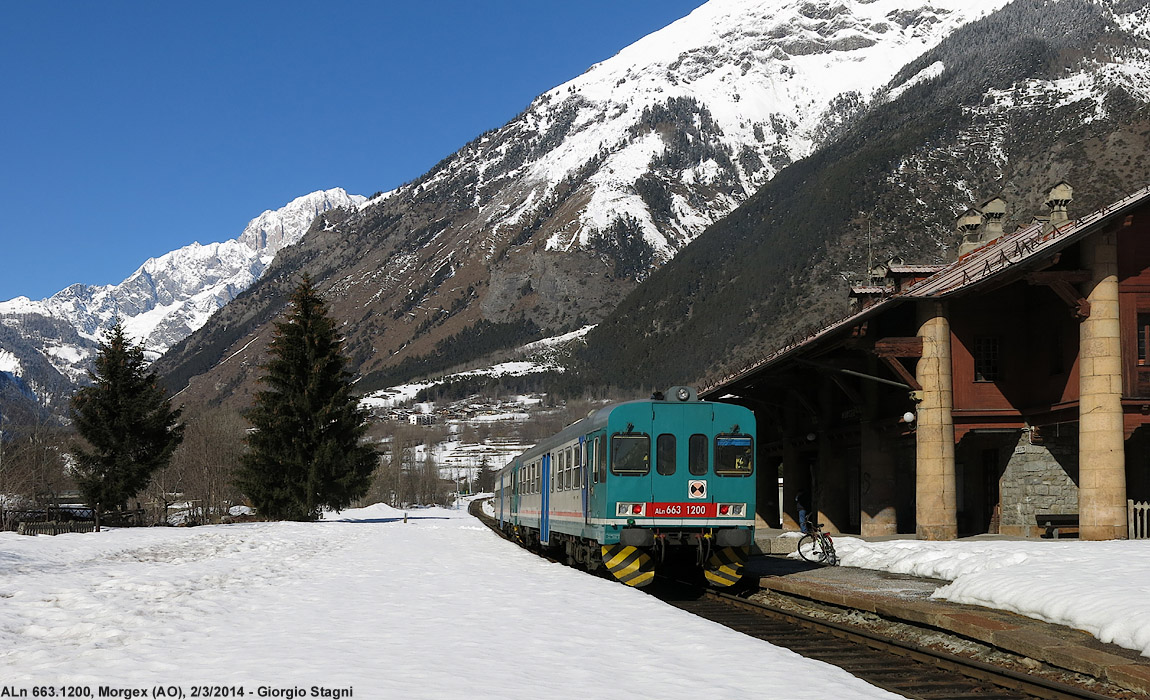 L'automotrice in stazione - Morgex.