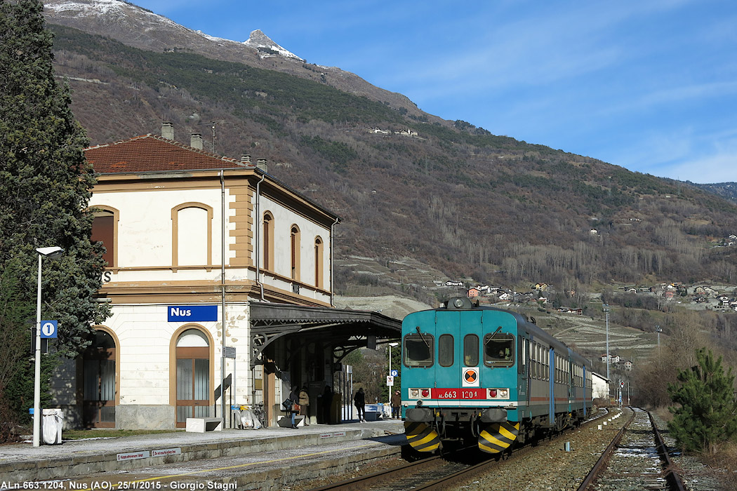 L'automotrice in stazione - Nus.