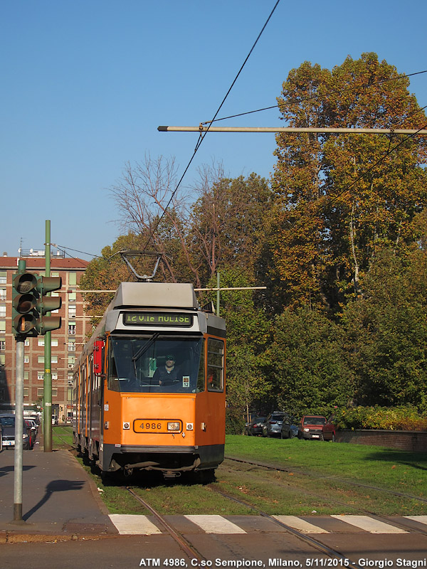 I colori dell'autunno in tram - Corso Sempione.