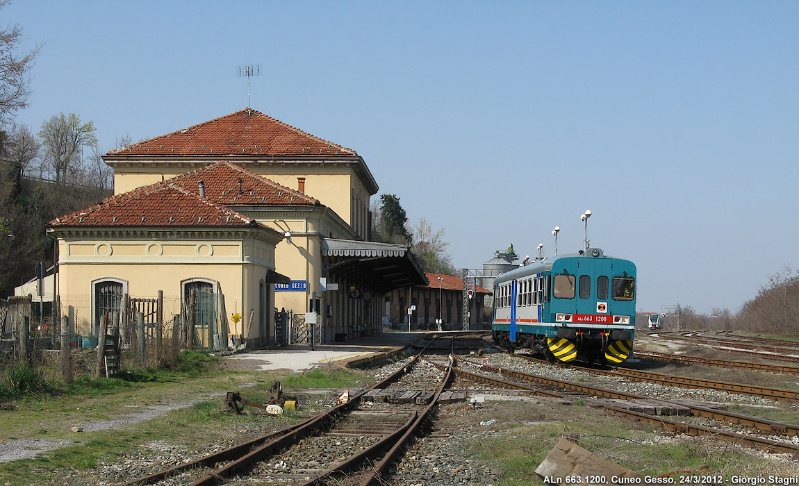 L'automotrice in stazione - Cuneo Gesso.