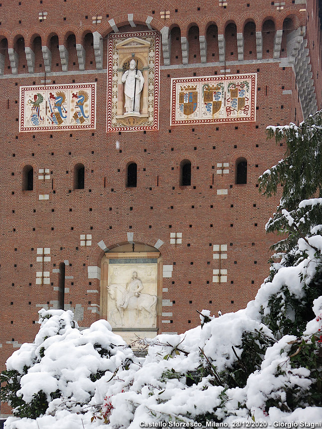 Dicembre 2020 in bianco e giallo - Castello Sforzesco.