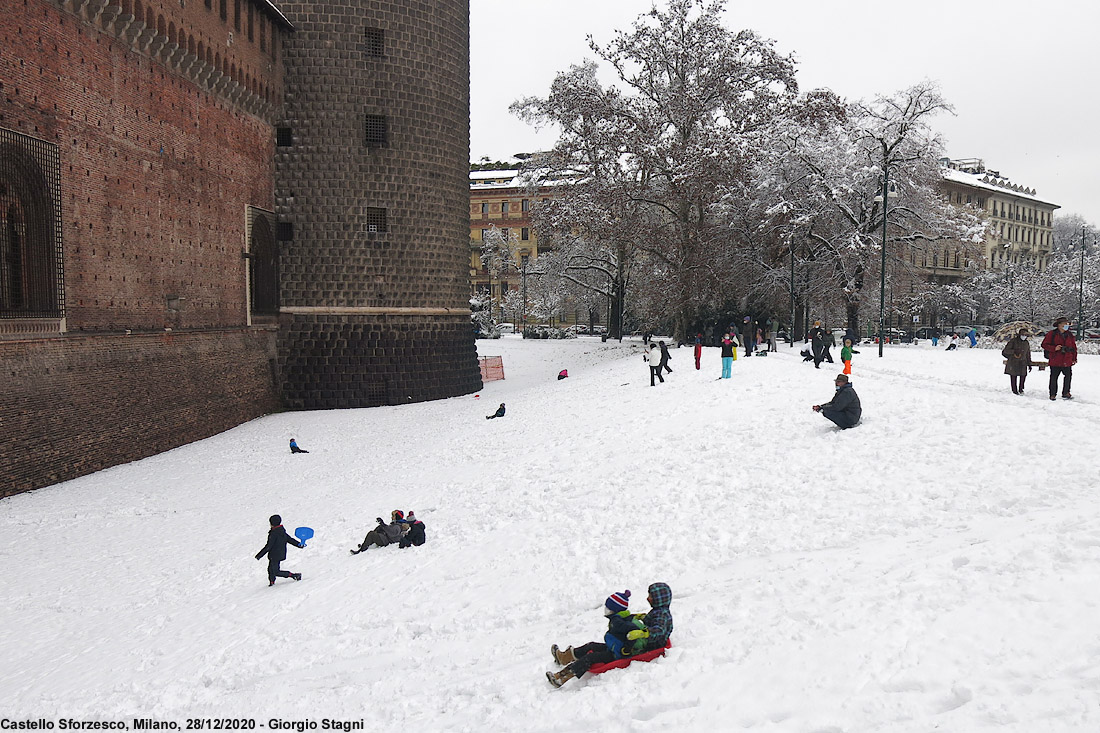 Dicembre 2020 in bianco e giallo - Castello Sforzesco.