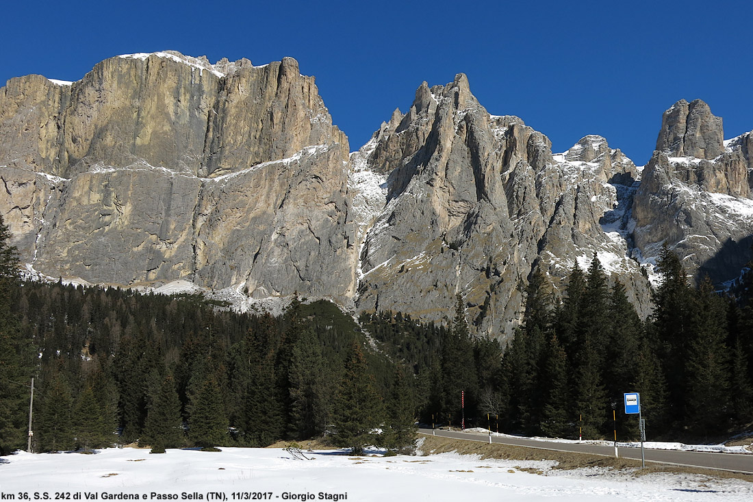 Intorno al passo Sella - S.S. 242.