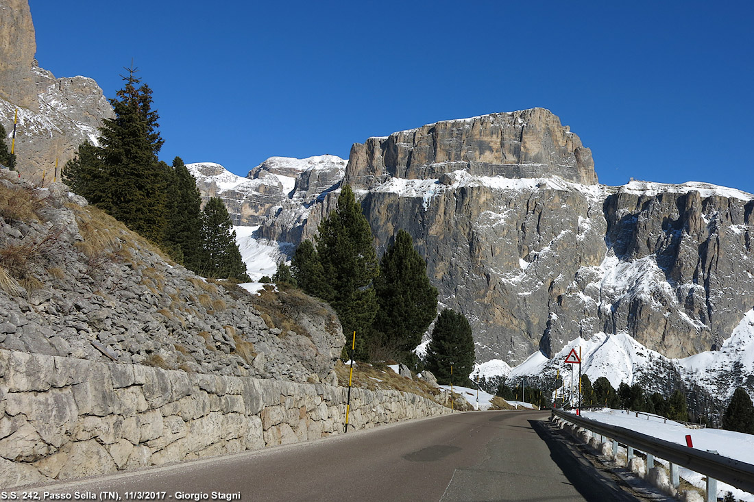 Intorno al passo Sella - Passo Sella.