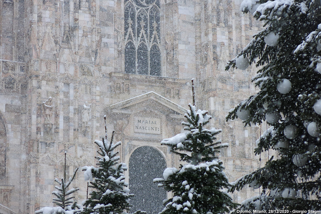 Dicembre 2020 in bianco e giallo - Duomo.