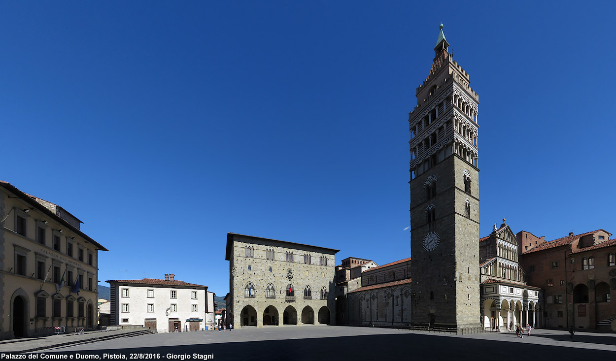 Pistoia - Palazzo del Comune e Duomo.