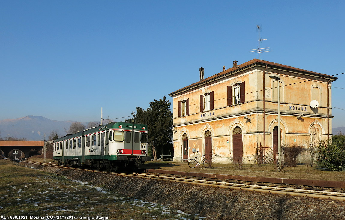 L'automotrice in stazione - Moiana.