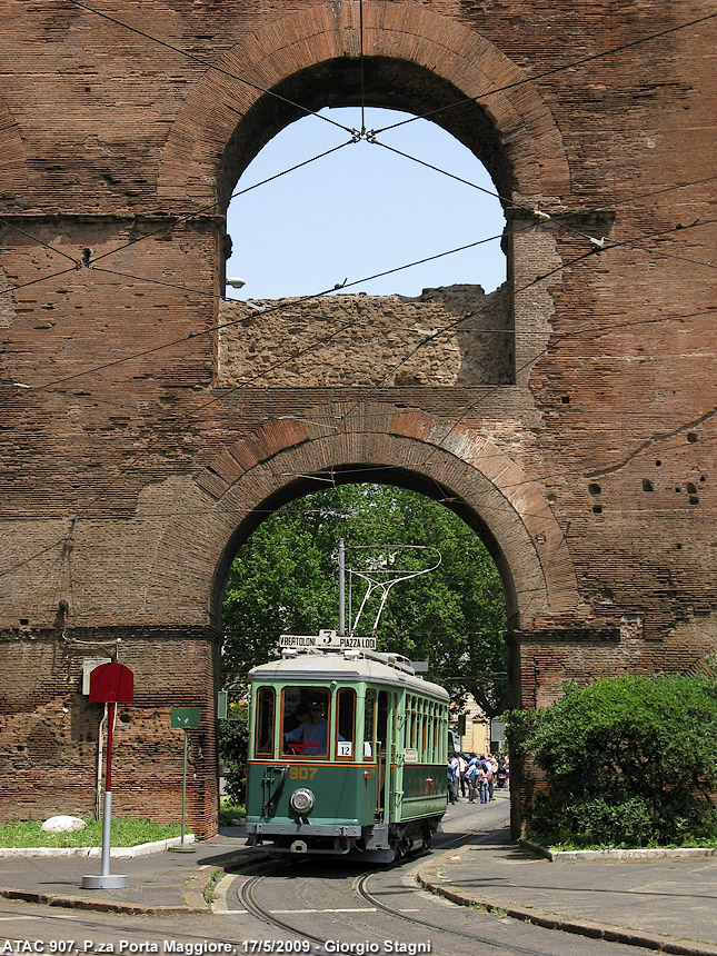 I tram storici - P.za Porta Maggiore.