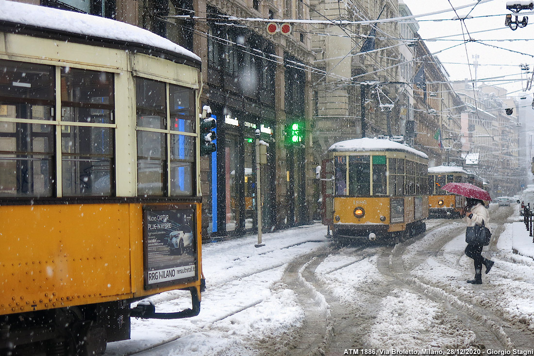 Dicembre 2020 in bianco e giallo - Via Broletto.