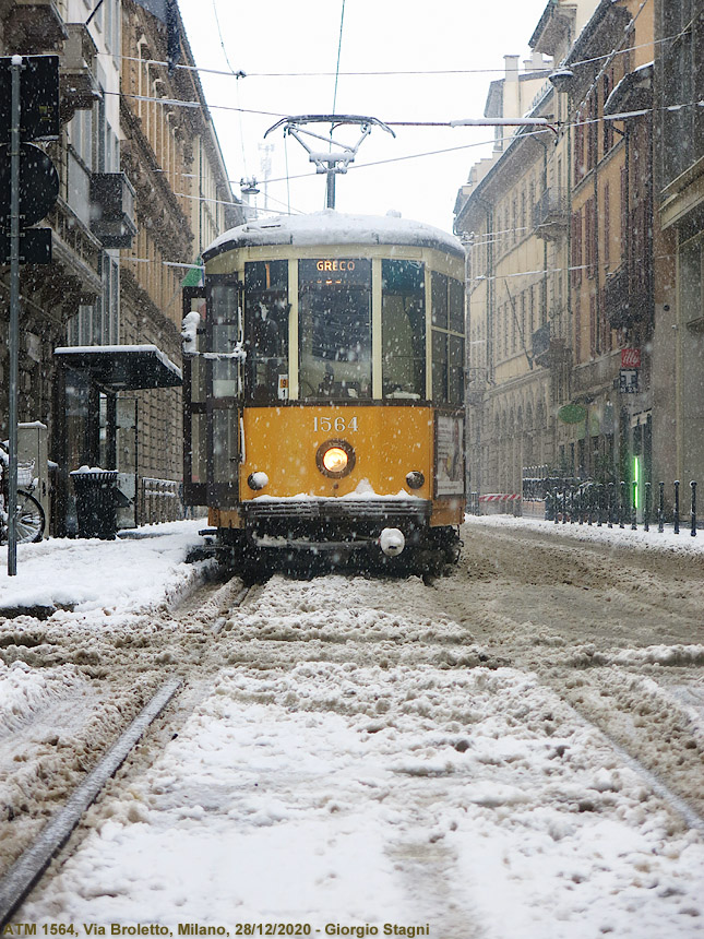 Dicembre 2020 in bianco e giallo - Via Broletto.