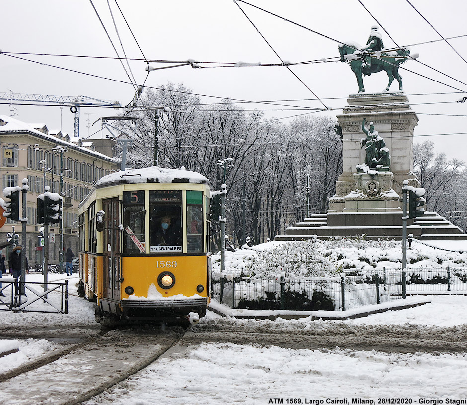 Dicembre 2020 in bianco e giallo - Cairoli.