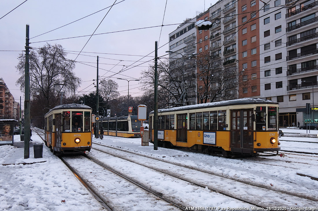 Dicembre 2020 in bianco e giallo - Piazza Repubblica.