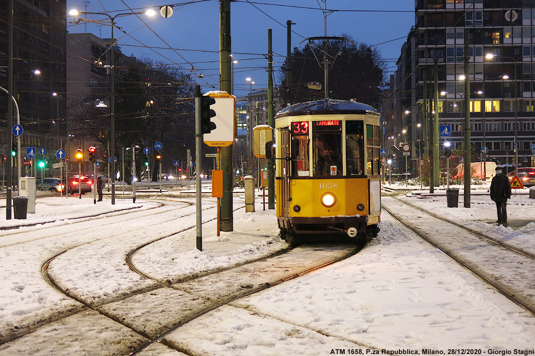 Dicembre 2020 in bianco e giallo - Piazza Repubblica.