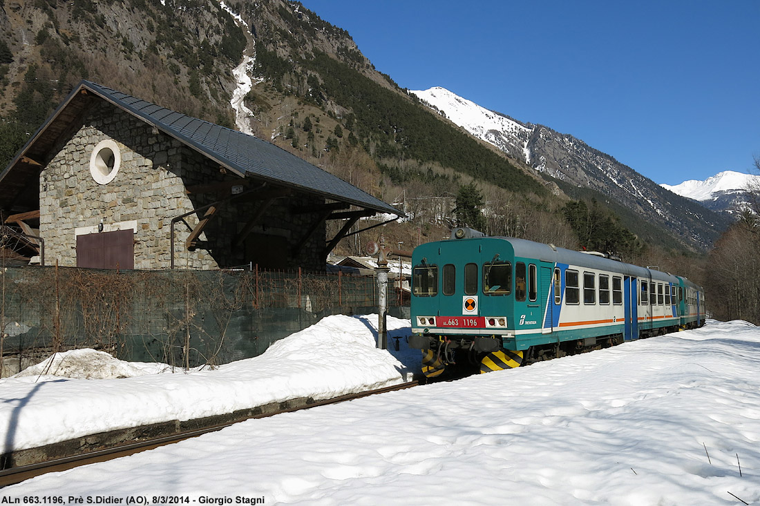 L'automotrice in stazione - Pr S.Didier.