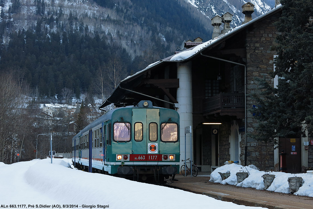 L'automotrice in stazione - Pr S.Didier.
