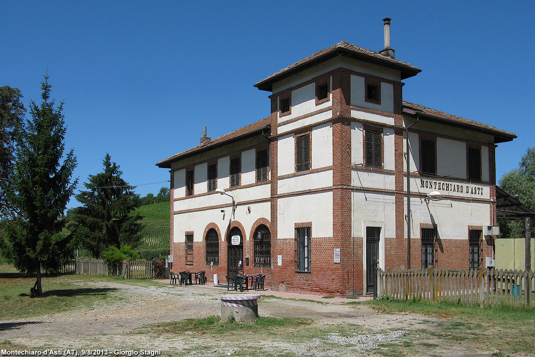 Singolarit architettoniche in stazione - Montechiaro d'Asti.