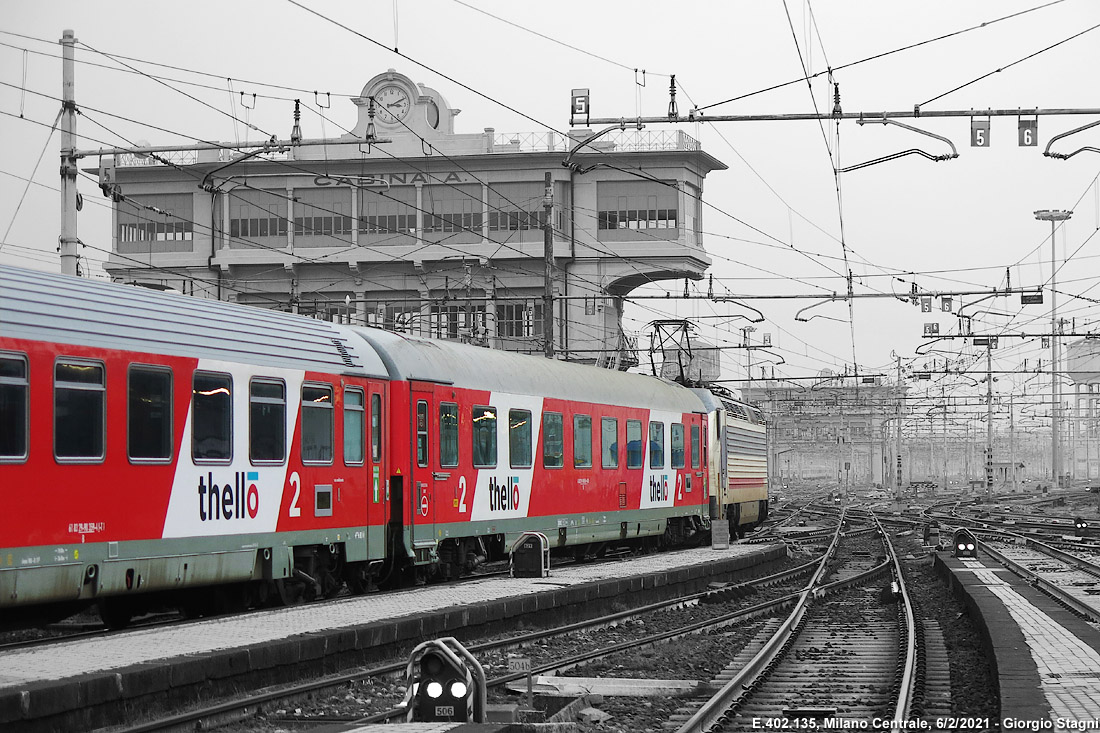 Segni di rosso e celeste - Milano Centrale.